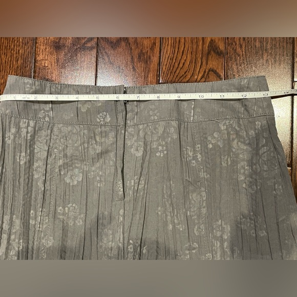 Grey a-line lightly crimped skirt. - Picture 4 of 7